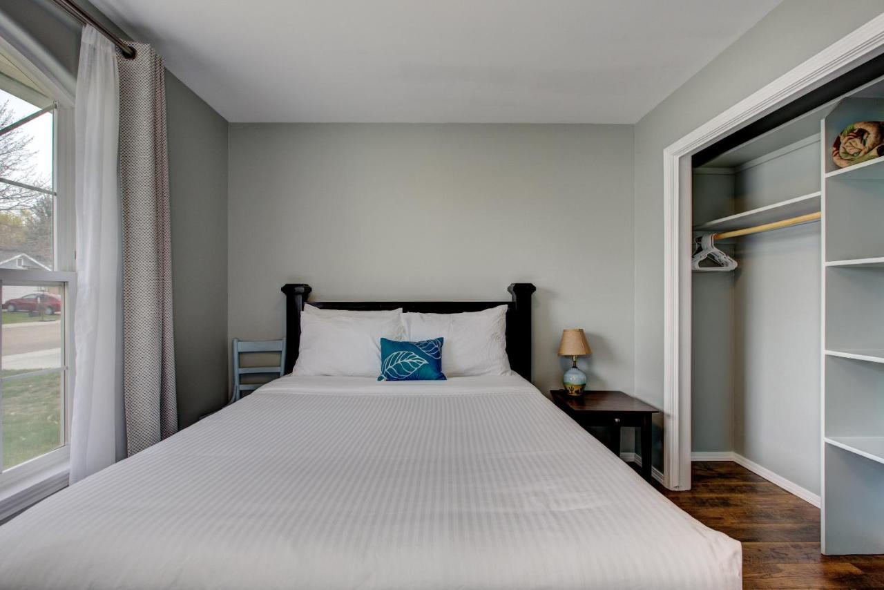 Hello Dolly: Cozy 3-bed Retreat With Fireplace Near Trails And River Holiday home