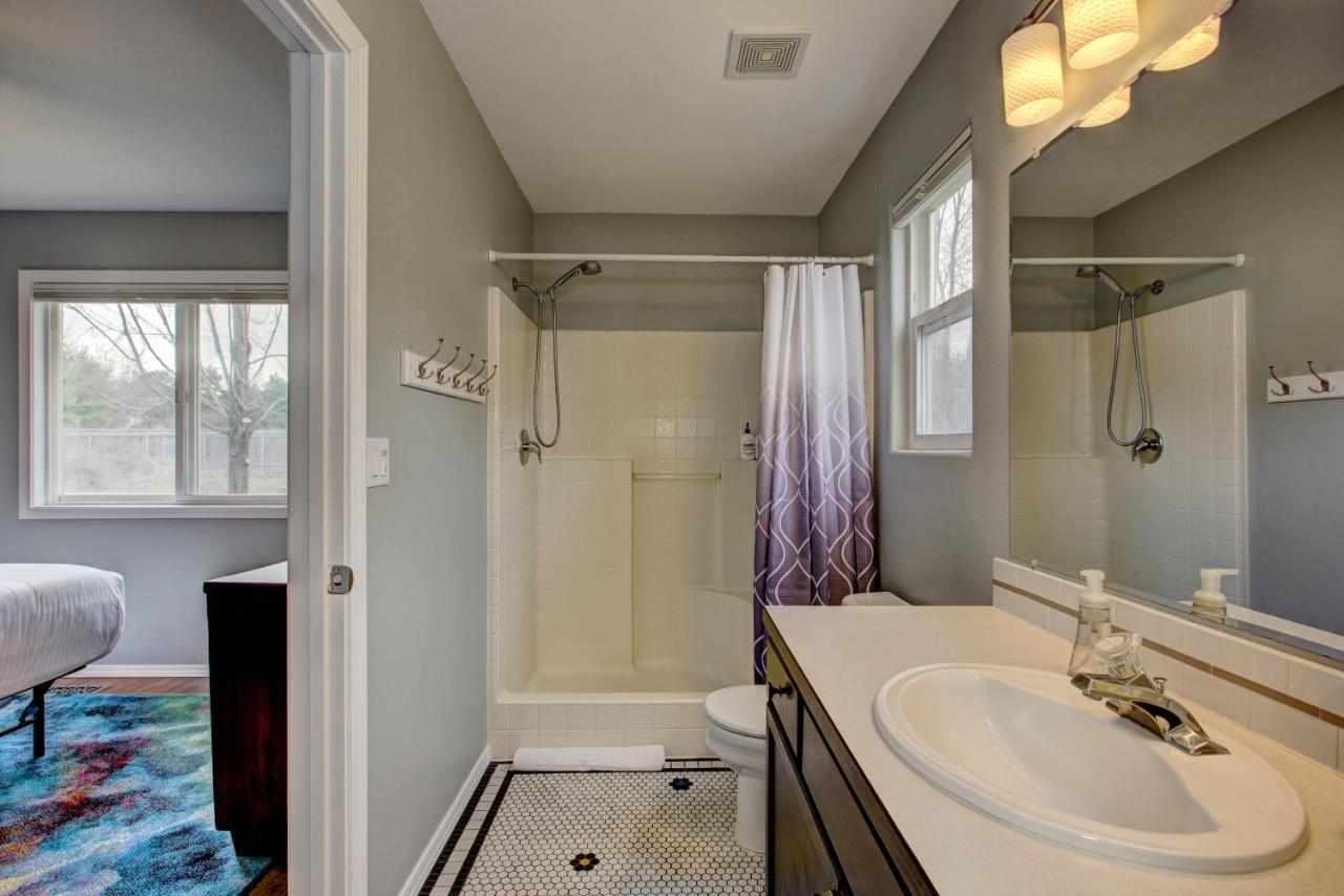 Hello Dolly: Cozy 3-bed Retreat With Fireplace Near Trails And River Holiday home