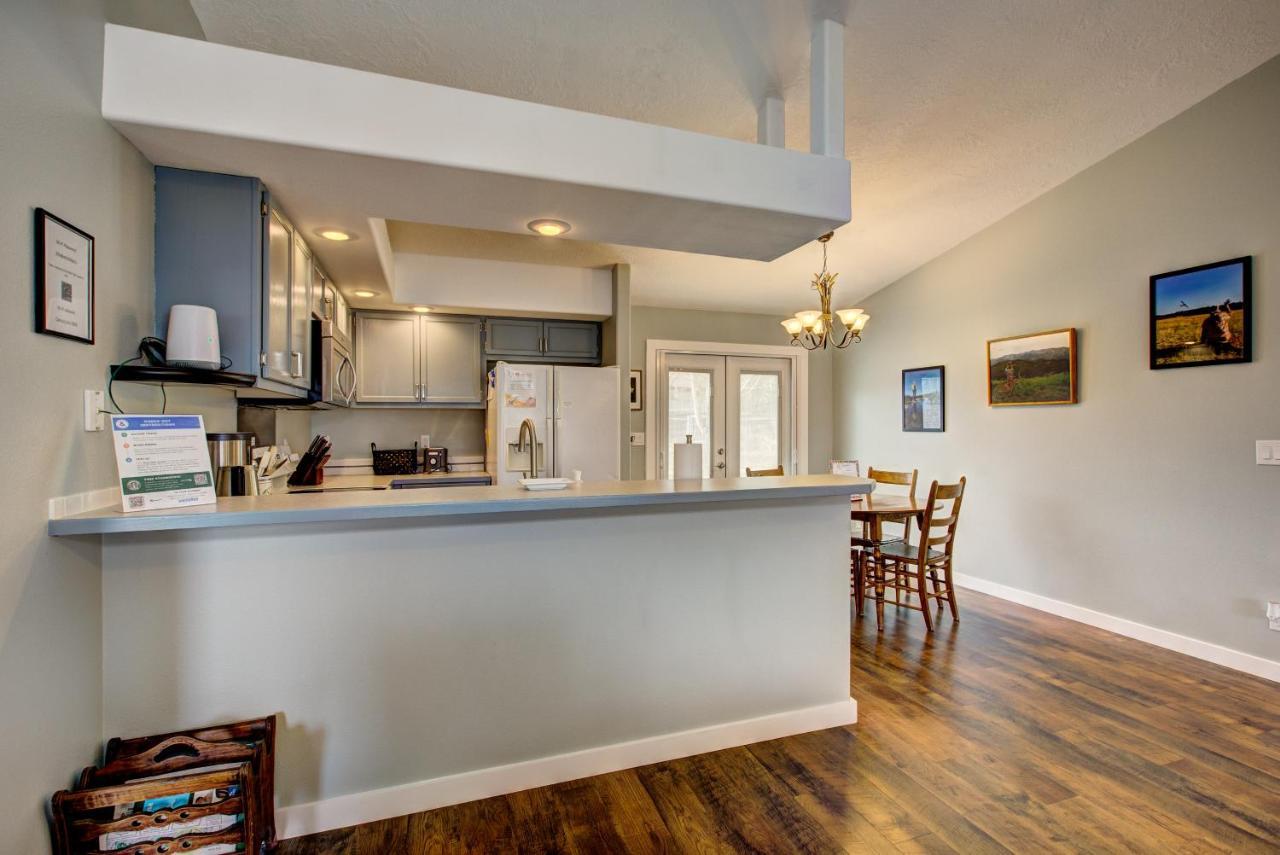 Holiday home Hello Dolly: Cozy 3-bed Retreat With Fireplace Near Trails And River *