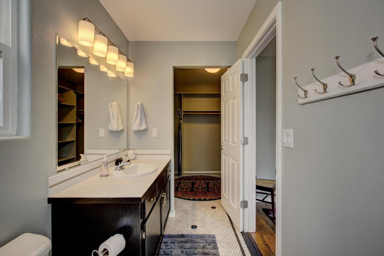 Hello Dolly: Cozy 3-bed Retreat With Fireplace Near Trails And River Holiday home *