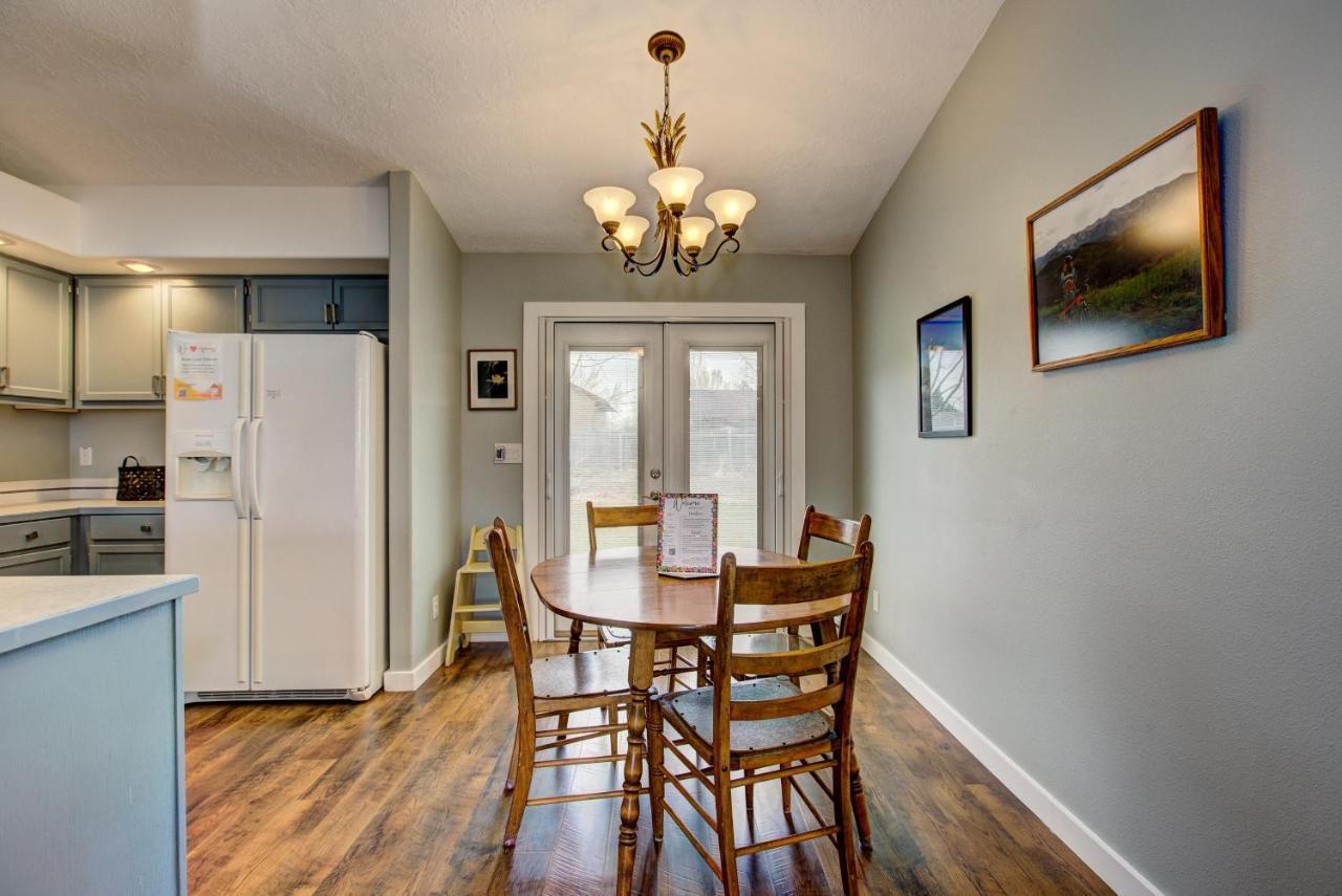 Holiday home Hello Dolly: Cozy 3-bed Retreat With Fireplace Near Trails And River Eagle