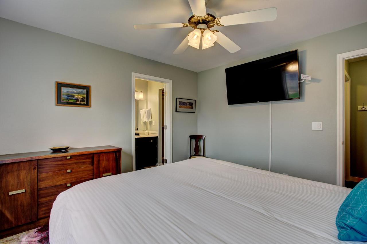 Holiday home Hello Dolly: Cozy 3-bed Retreat With Fireplace Near Trails And River