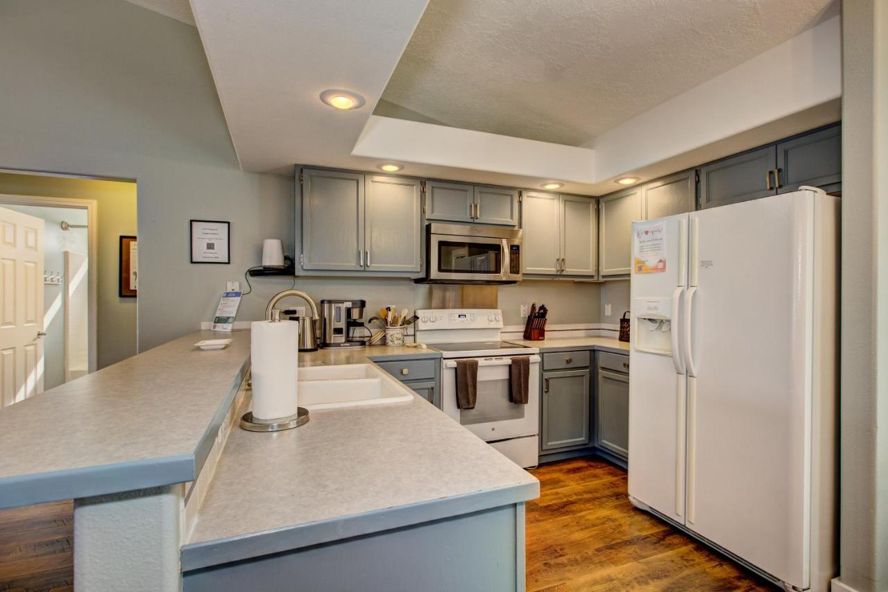Holiday home Hello Dolly: Cozy 3-bed Retreat With Fireplace Near Trails And River *
