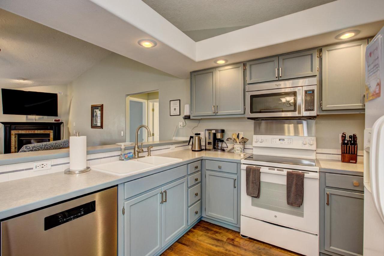 Hello Dolly: Cozy 3-bed Retreat With Fireplace Near Trails And River Holiday home