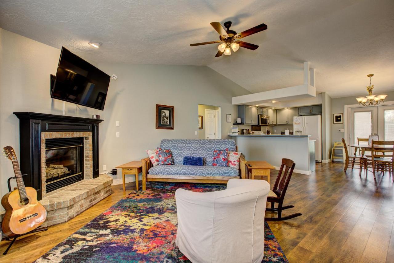 Hello Dolly: Cozy 3-bed Retreat With Fireplace Near Trails And River Eagle