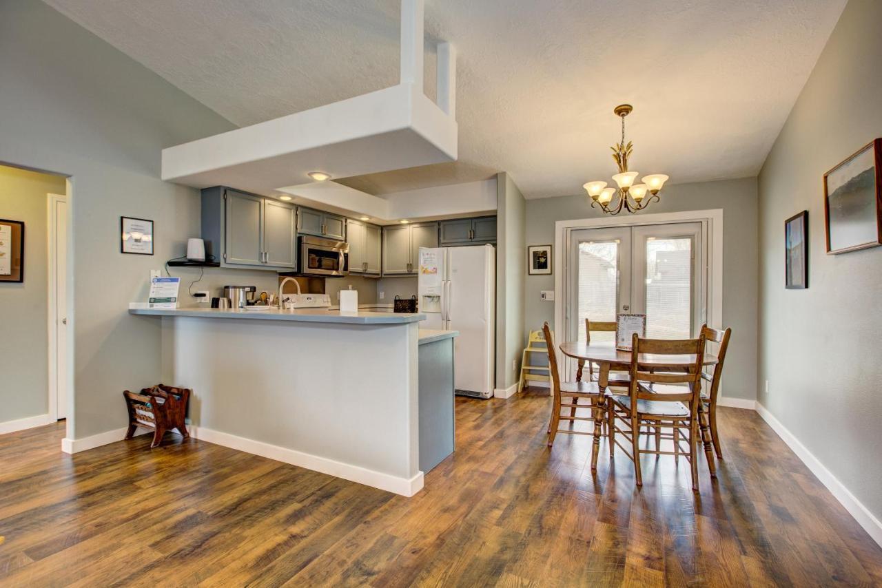 Holiday home Hello Dolly: Cozy 3-bed Retreat With Fireplace Near Trails And River