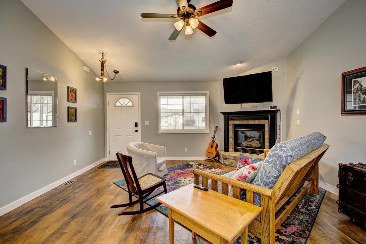 Hello Dolly: Cozy 3-bed Retreat With Fireplace Near Trails And River *