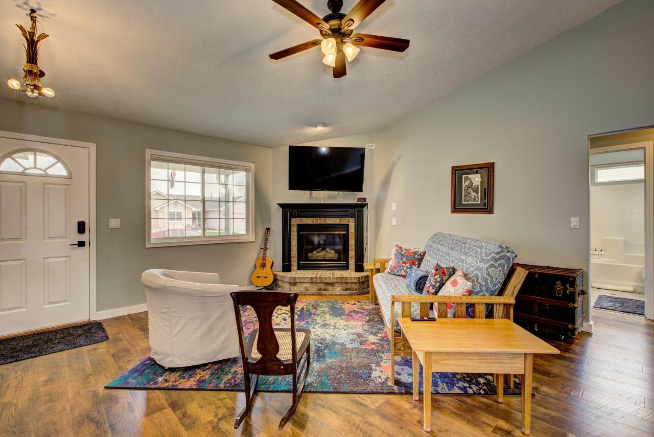 Hello Dolly: Cozy 3-bed Retreat With Fireplace Near Trails And River Holiday home