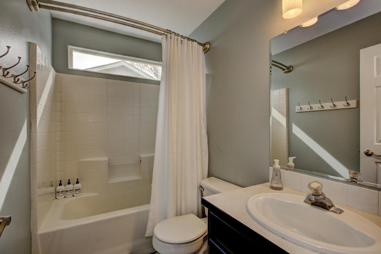 Hello Dolly: Cozy 3-bed Retreat With Fireplace Near Trails And River Holiday home