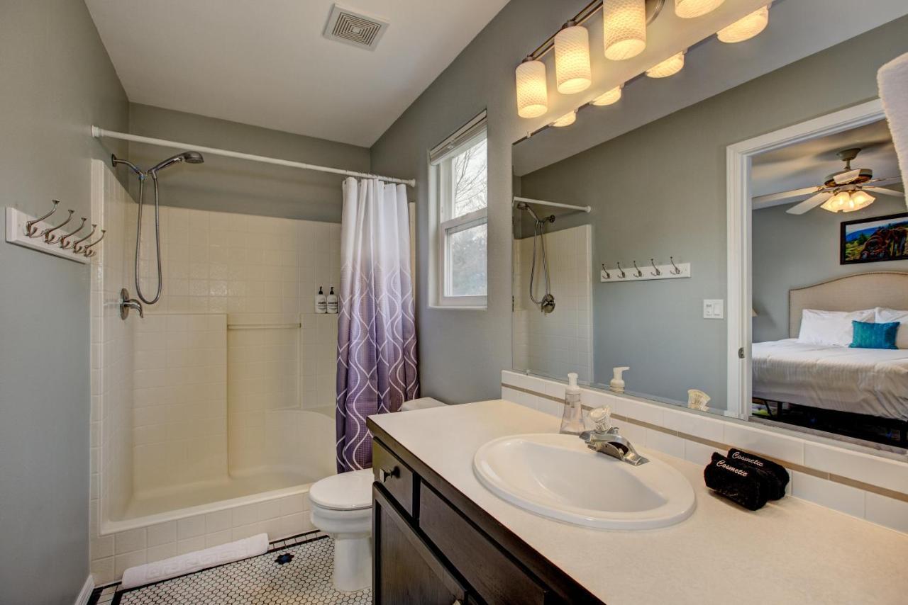 Hello Dolly: Cozy 3-bed Retreat With Fireplace Near Trails And River Holiday home *