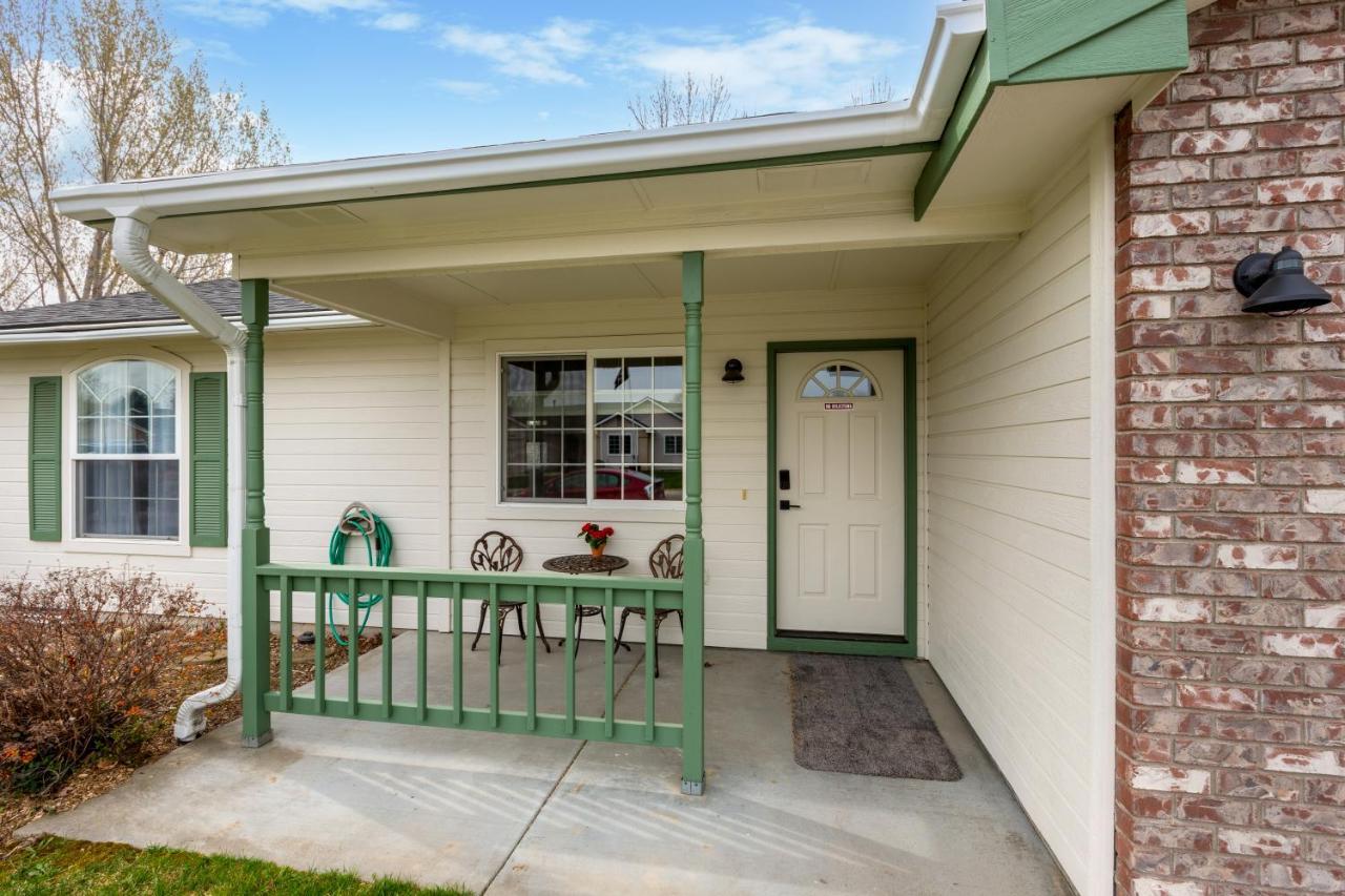 Hello Dolly: Cozy 3-bed Retreat With Fireplace Near Trails And River