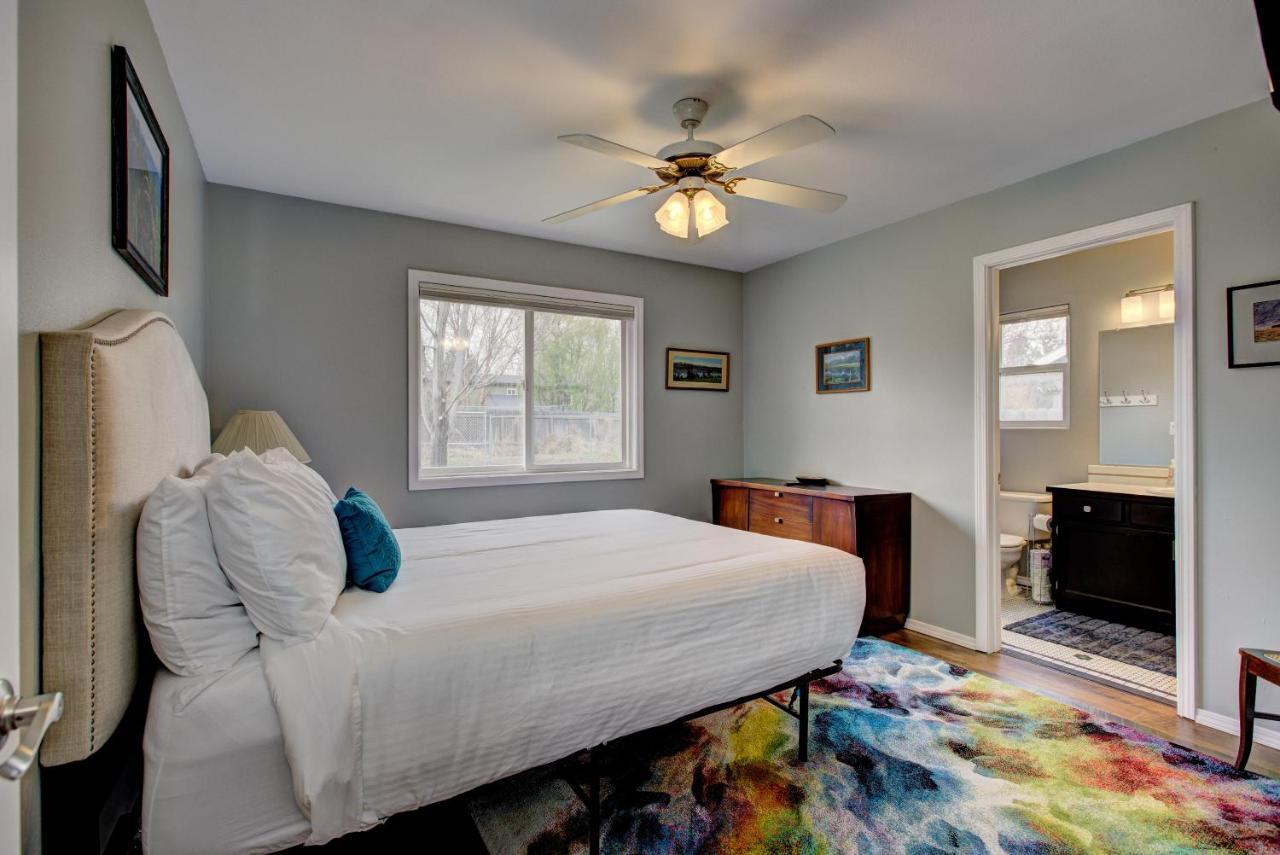 Hello Dolly: Cozy 3-bed Retreat With Fireplace Near Trails And River Holiday home