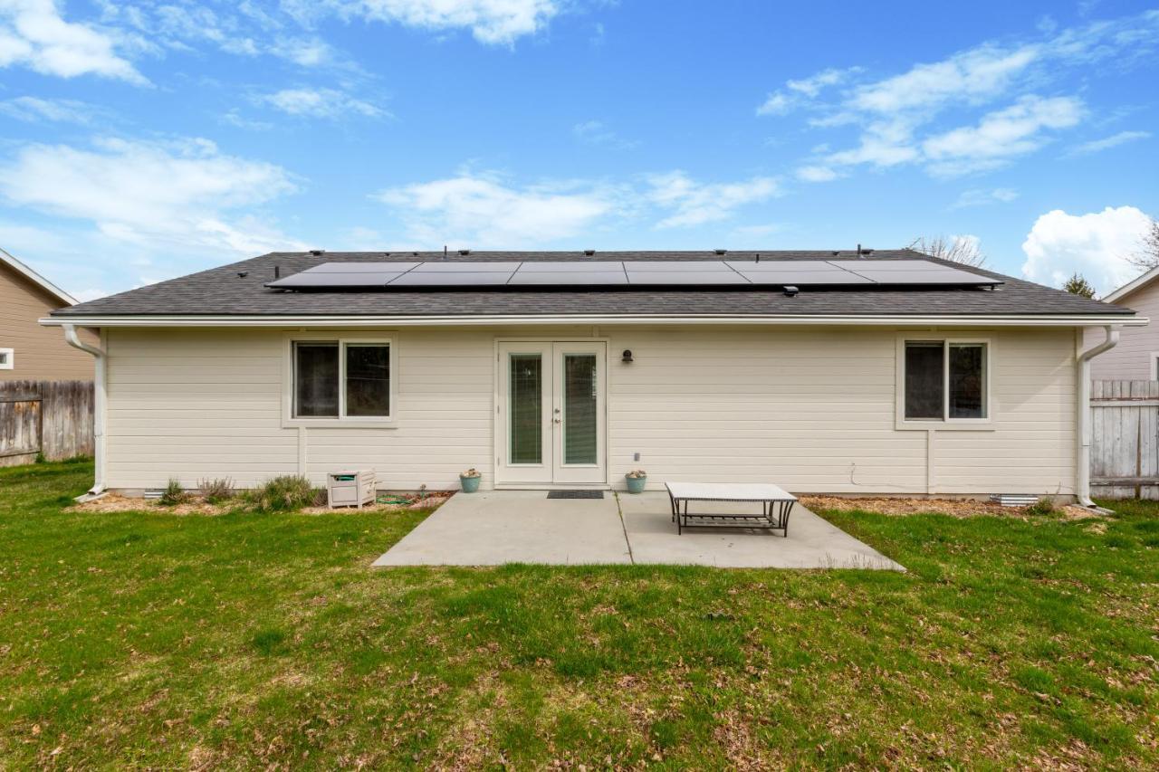 Holiday home Hello Dolly: Cozy 3-bed Retreat With Fireplace Near Trails And River *